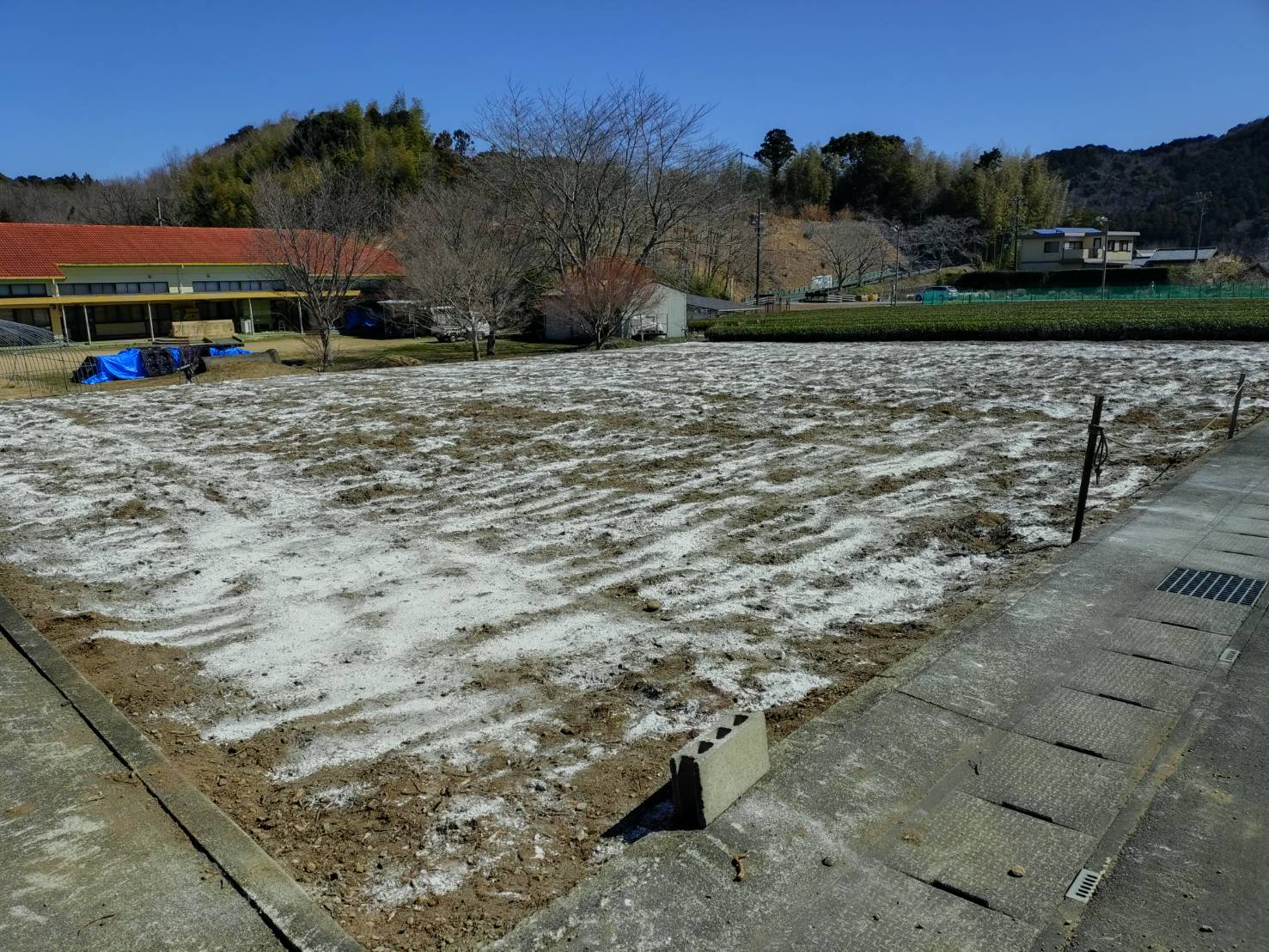 ＜消石灰の散布＞